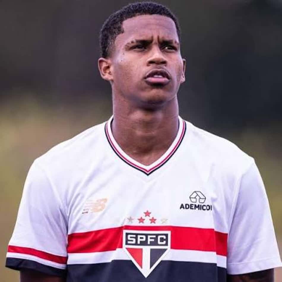 Isac com a camisa do São Paulo