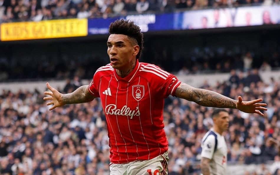 Igor Jesus comemora gol do Nottingham Forest sobre o Tottenham