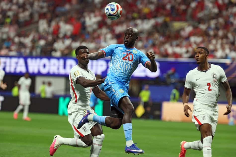 Jogadores em ação durante a partida Inglaterra x RD Congo pela Copa do Mundo. (Foto: Odd ANDERSEN / AFP)