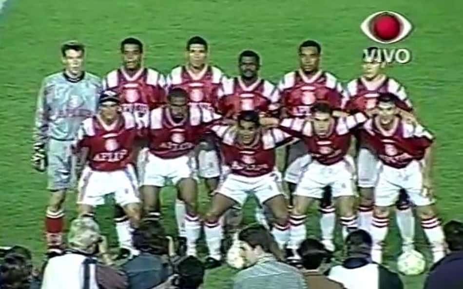 Internacional posado antes da massacrante vitória da equipe contra o Flamengo, no Brasileirão de 1997. (Band TV)
