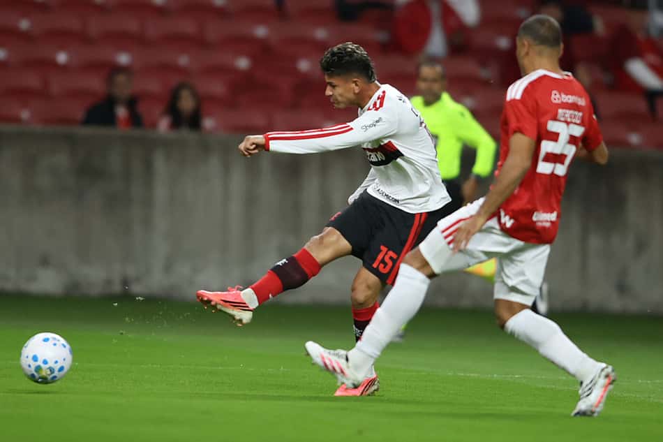 Carrascal chuta e para em Matheus Cunha em Internacional x Flamengo