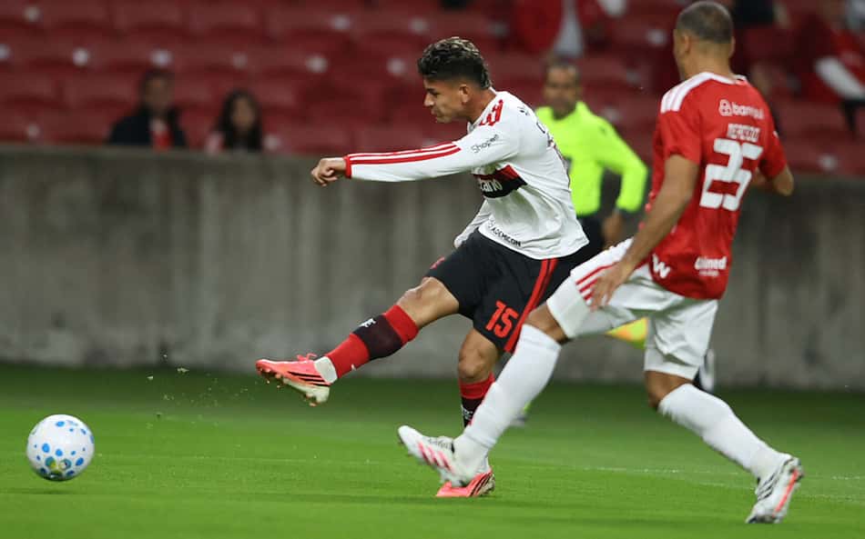 Carrascal chuta e para em Matheus Cunha em Internacional x Flamengo