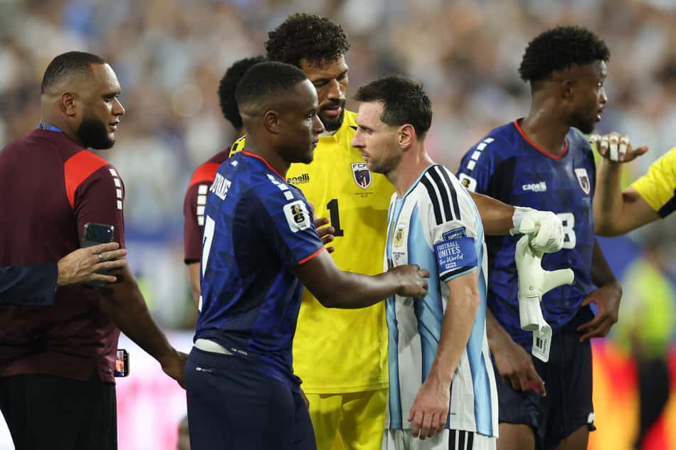 Jogadores de Cabo Verde e Argentina se cumprimentando a Copa do Mundo