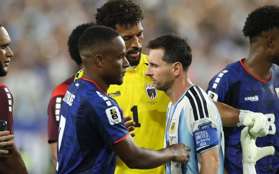 Jogadores de Cabo Verde e Argentina se cumprimentando a Copa do Mundo
