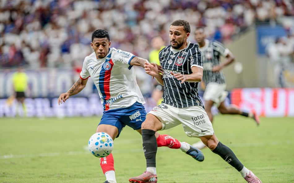 Jogadores de Bahia e Corinthians correndo em jogo do Brasileirão