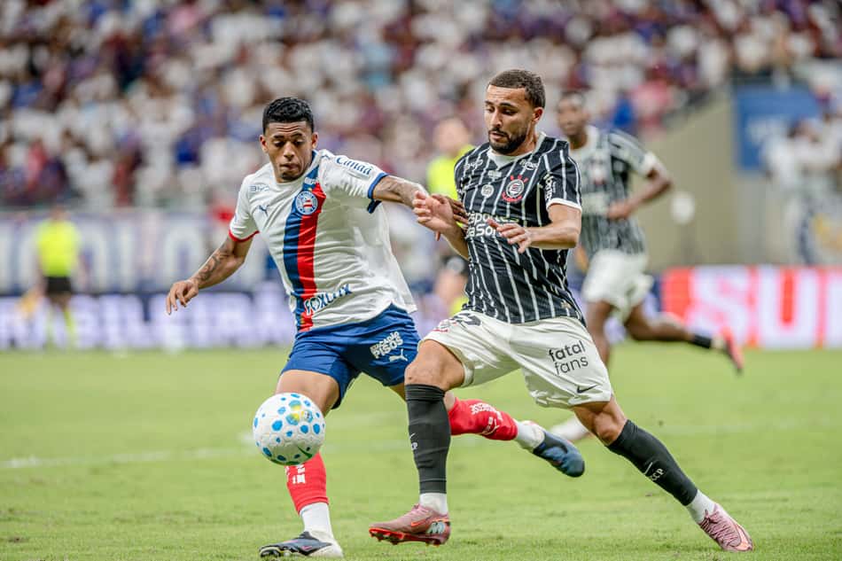 Jogadores de Bahia e Corinthians correndo em jogo do Brasileirão