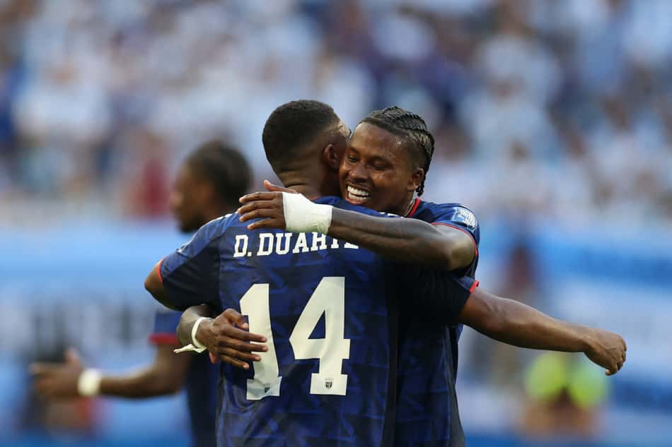 Jogadores de Cabo Verde comemorando abraçados o gol contra a Argengtina 