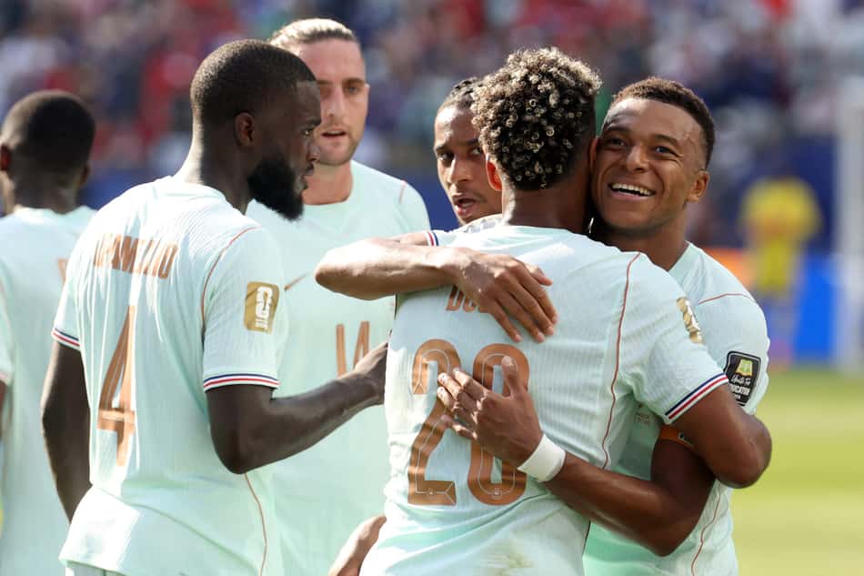 O atacante francês número 10, Kylian Mbappé (à direita), comemora o primeiro gol de sua equipe com o companheiro de equipe, o atacante número 20, Desiré Doué, durante a partida das quartas de final da Copa do Mundo de 2026 entre França e Marrocos, no Estádio de Boston, em Foxborough