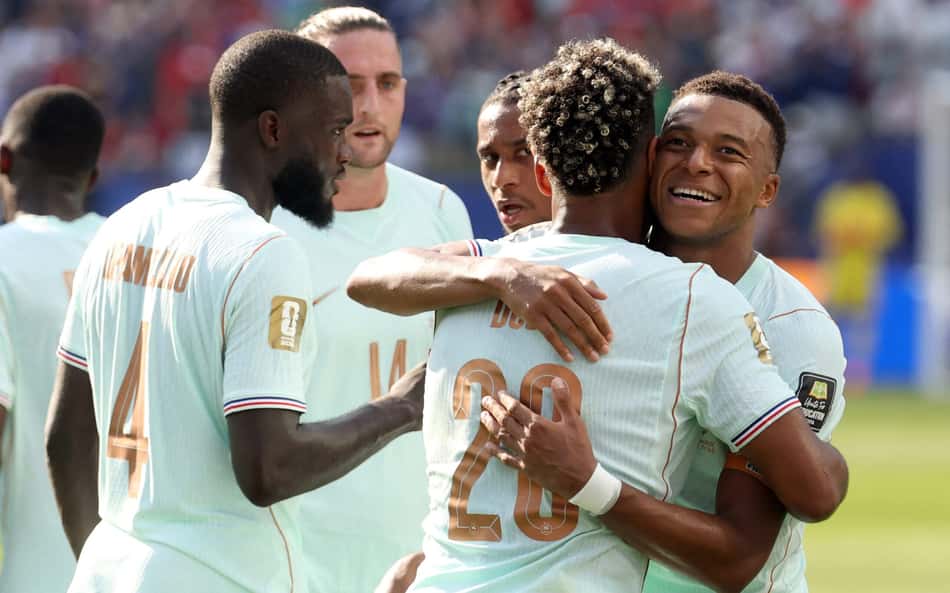 O atacante francês número 10, Kylian Mbappé (à direita), comemora o primeiro gol de sua equipe com o companheiro de equipe, o atacante número 20, Desiré Doué, durante a partida das quartas de final da Copa do Mundo de 2026 entre França e Marrocos, no Estádio de Boston, em Foxborough