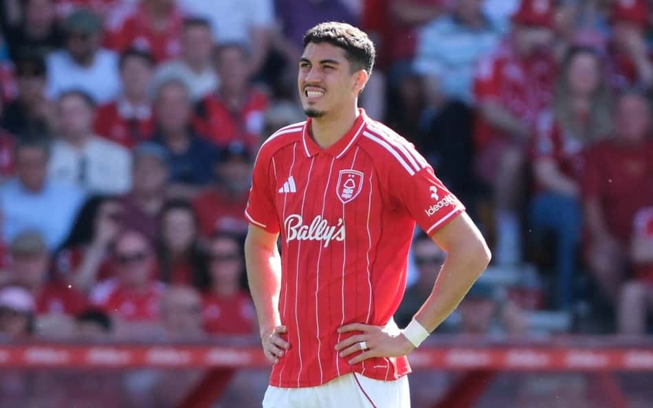 Jair Cunha em campo pelo Nottingham Forest