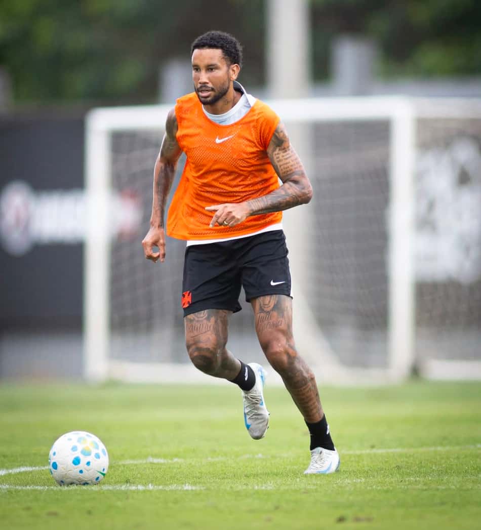 Jair conduz a bola no jogo-treino entre entre Vasco e Coritiba