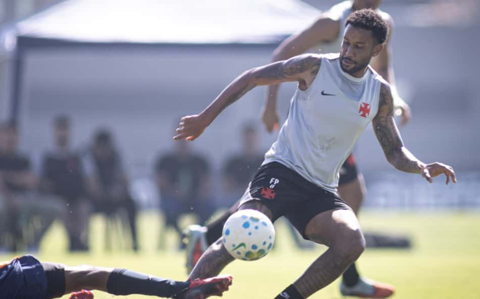 Jair disputa a bola durante jogo-treino contra o Olaria