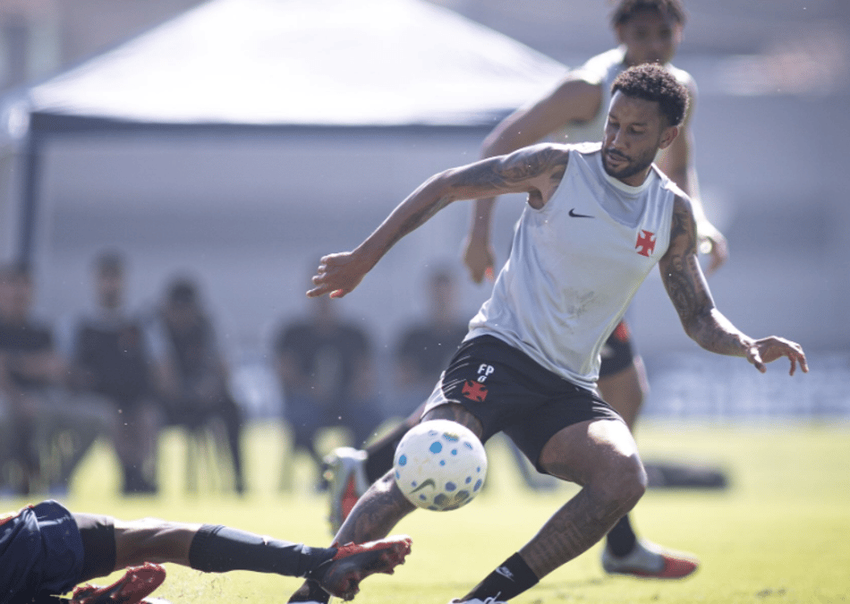 Jair disputa a bola durante jogo-treino contra o Olaria
