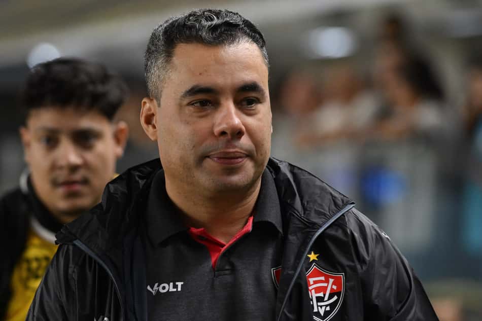 Jair Ventura à beira do campo no comando do Vitória
