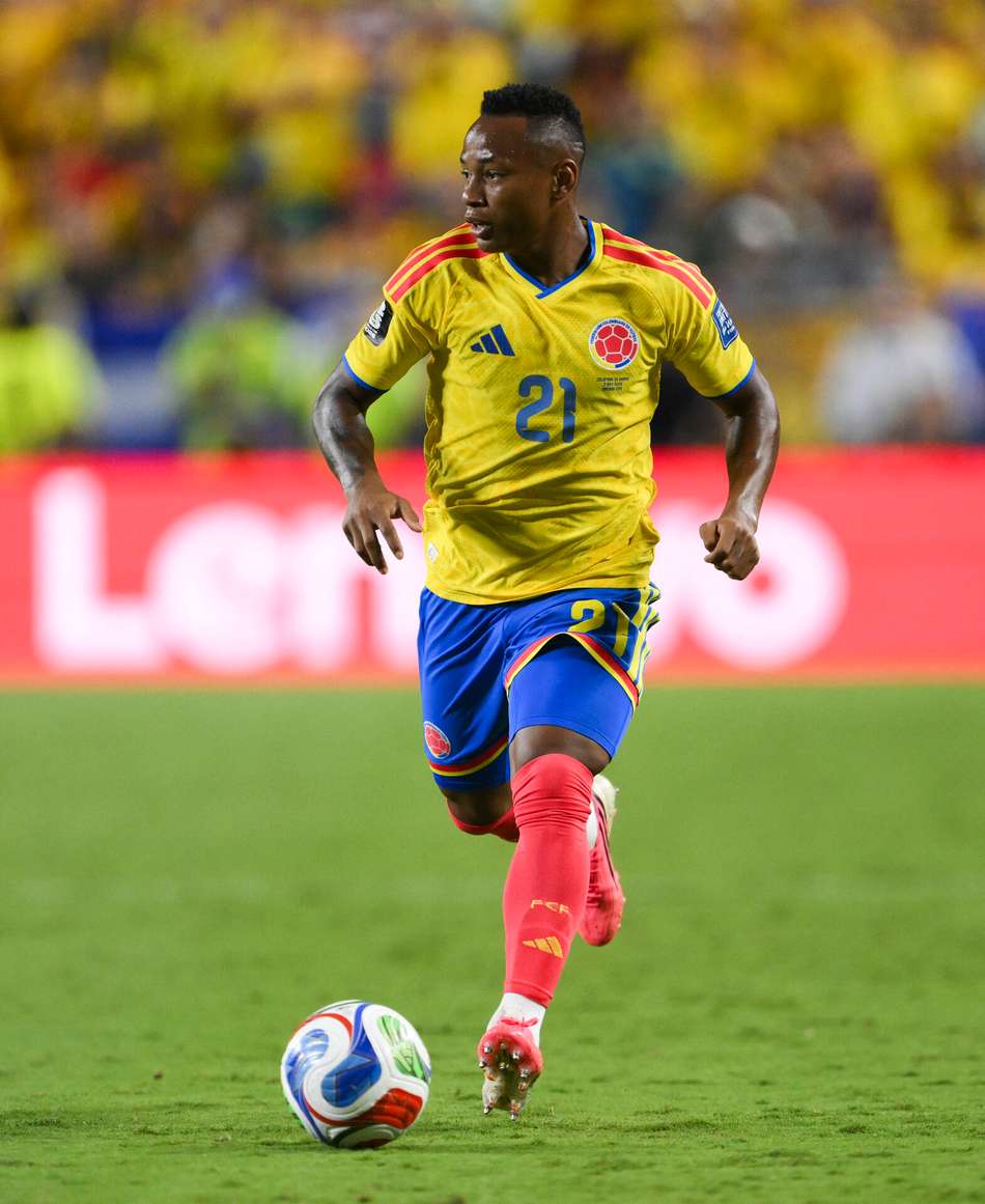 Jáminton Campaz em ação pela Colômbia em amistoso pré-Copa