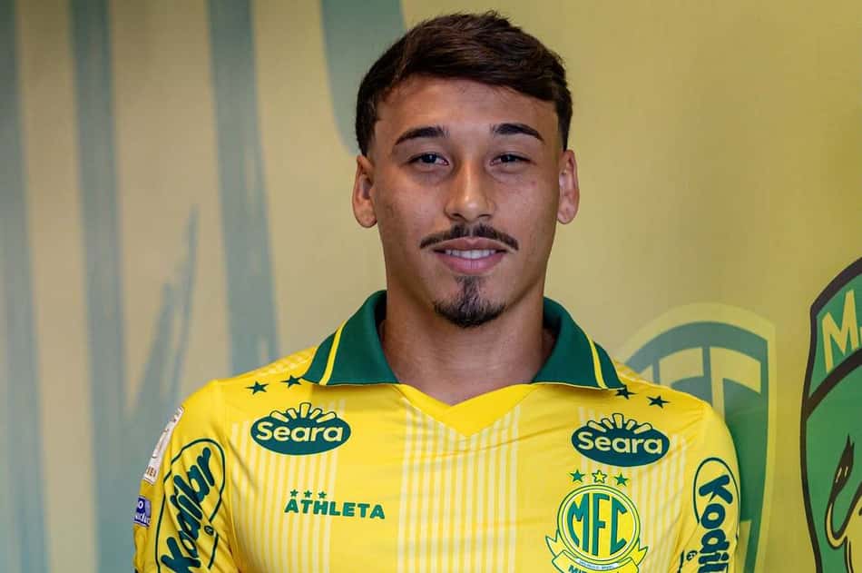 Japa com a camisa do Mirassol