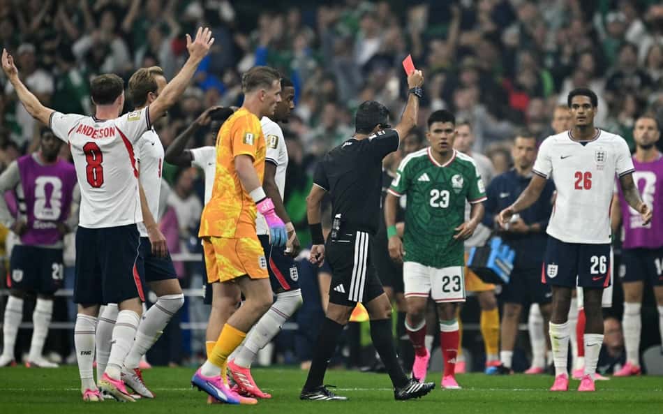 Jarell Quansah é expulso no confronto entre México e Inglaterra, pela Copa do Mundo