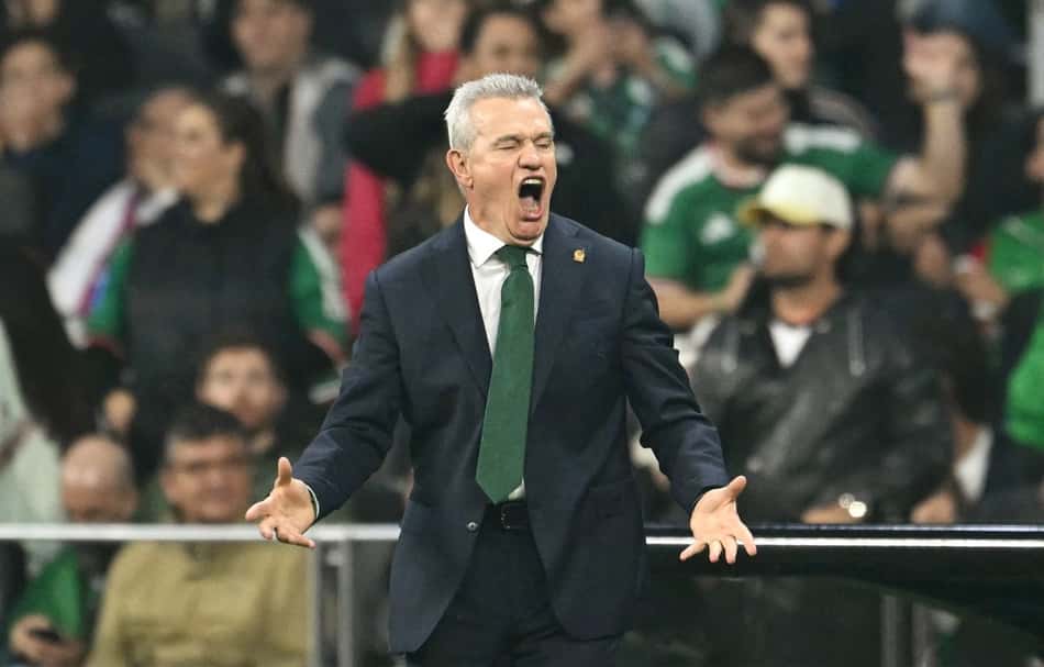 Javier Aguirre grita à beira do campo no jogo entre México e Equador pela Copa do Mundo