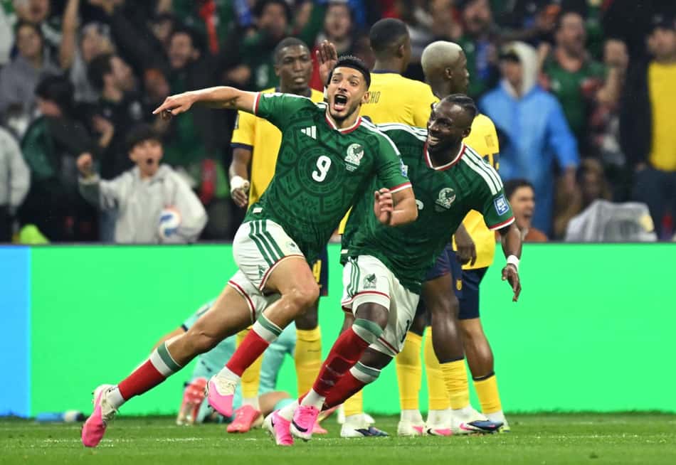 Jiménez e Quiñones correm para celebrar juntos o segundo gol na vitória sobre o Equador