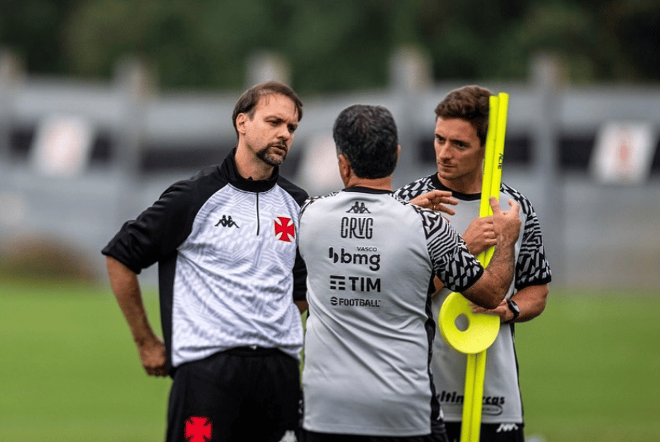 Maurício Souza ao lado de João Correia conversam durante treino do Vasco 