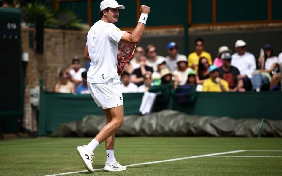 João Fonseca conquista vitória na estreia de Wimbledon (Foto: Henry NICHOLLS / AFP)