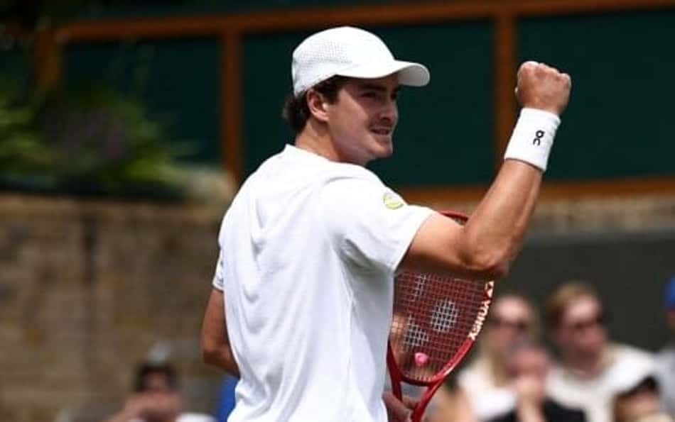 João Fonseca vence em Wimbledon e fica perto de novo duelo com Djokovic