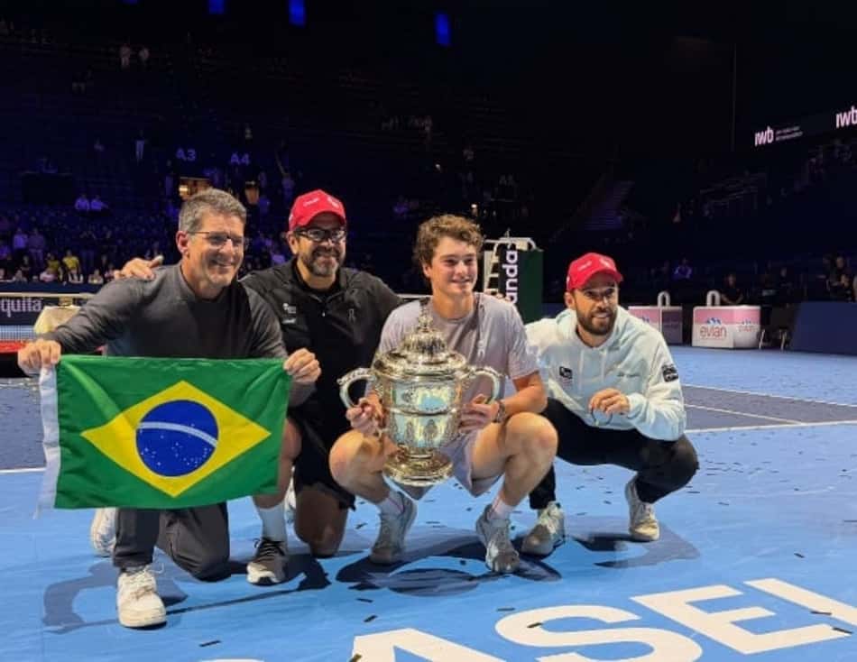 João Fonseca com o empresário, Guga, o fisioterapeuta, Egídio, e o técnico Guilherme, após o título do ATP 500 da Basileia