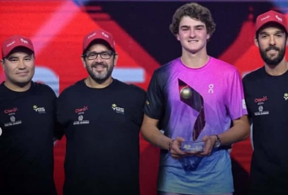 João Fonseca com sua equipe e o troféu do Next Gen, em dezembro de 2024