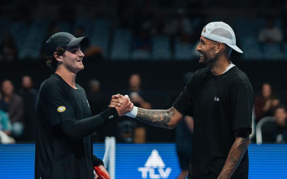 João Fonseca cumprimenta Nick Kyrgios após a derrota no UTS Rio