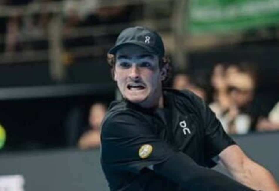 João Fonseca devolve a bola de backhand em partida pelo UTS Rio