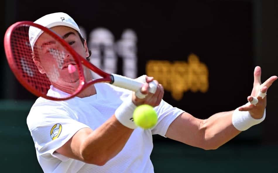 João Fonseca devolve de forehand contra o russo Safiullin em Wimbledon
