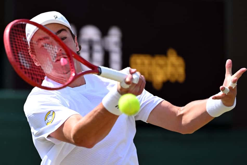 João Fonseca devolve de forehand contra o russo Safiullin em Wimbledon