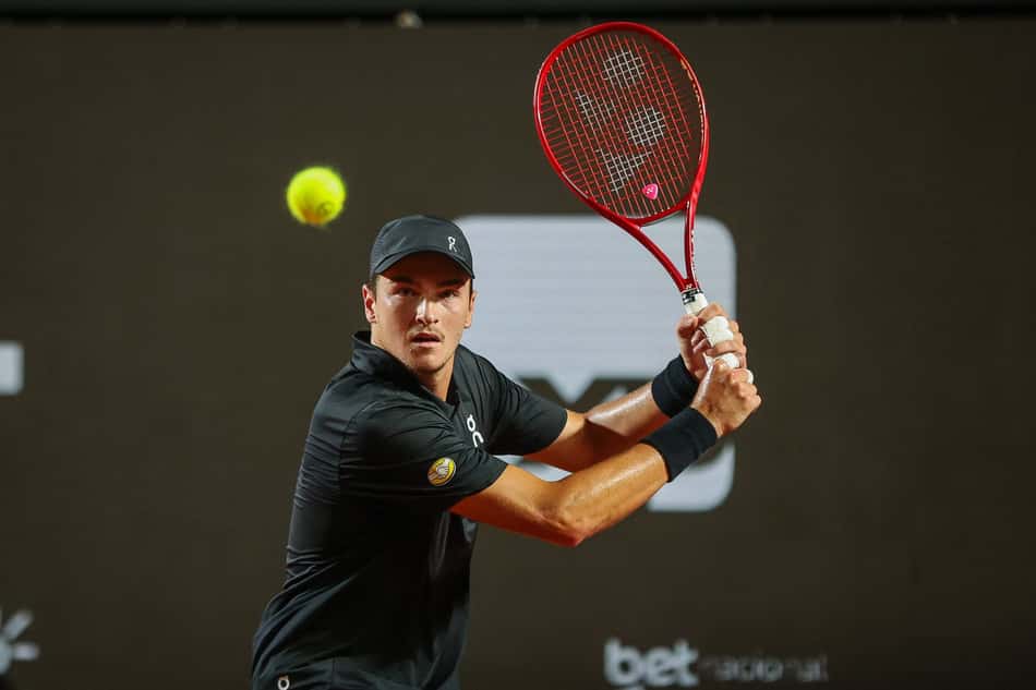 João Fonseca prepara batida de esquerda em partida no Rio Open