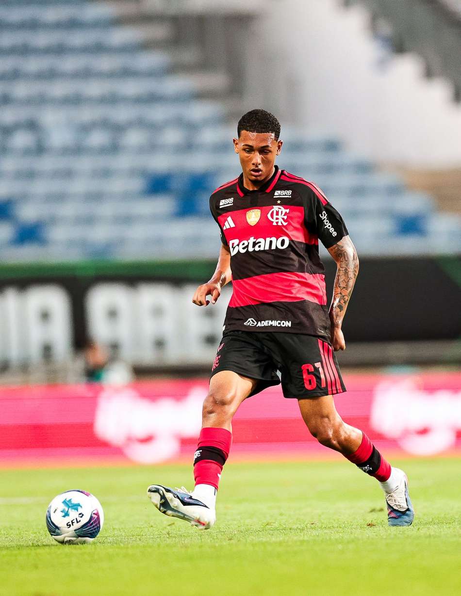 João Victor em campo pelo Flamengo em Portugal está na mira do Grupo City
