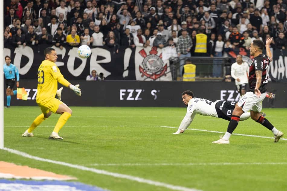 Jogador cabeceia a bola na partida entre Corinthians x Athletico-PR válida pela 21ª rodada do Campeonato Brasileiro, realizado no estádio da Neo Química Arena