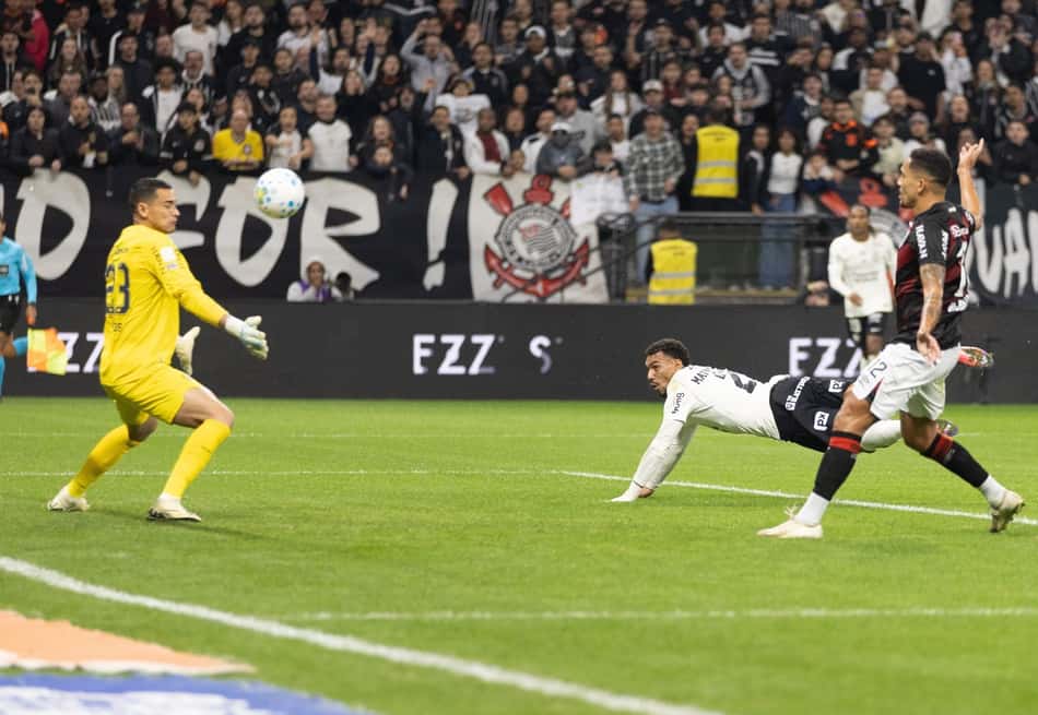 Jogador cabeceia a bola na partida entre Corinthians x Athletico-PR válida pela 21ª rodada do Campeonato Brasileiro, realizado no estádio da Neo Química Arena