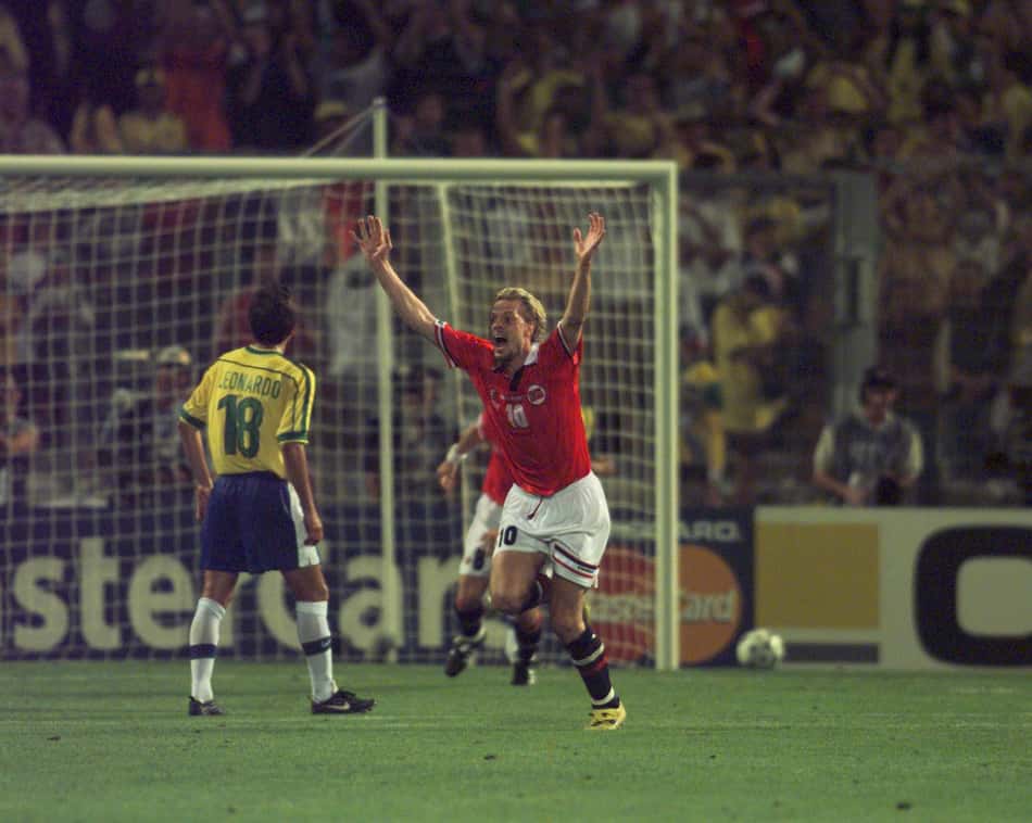 Jogador da Noruega comemora gol marcado contra o Brasil na Copa de 1998