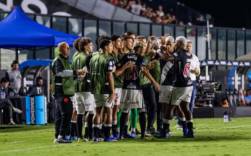 Jogadores do Vasco comemoram gol contra o Barracas Central