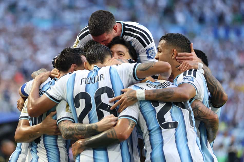 Jogadores da Argentina abraçam Messi após gol do camisa 10 contra Cabo Verde na Copa do Mundo