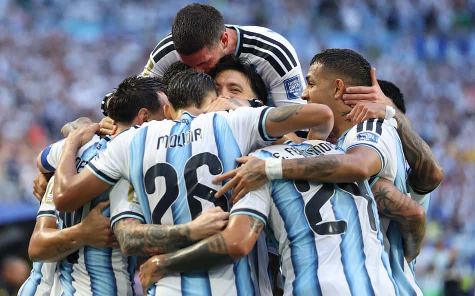 Jogadores da Argentina abraçam Messi após gol do camisa 10 contra Cabo Verde na Copa do Mundo