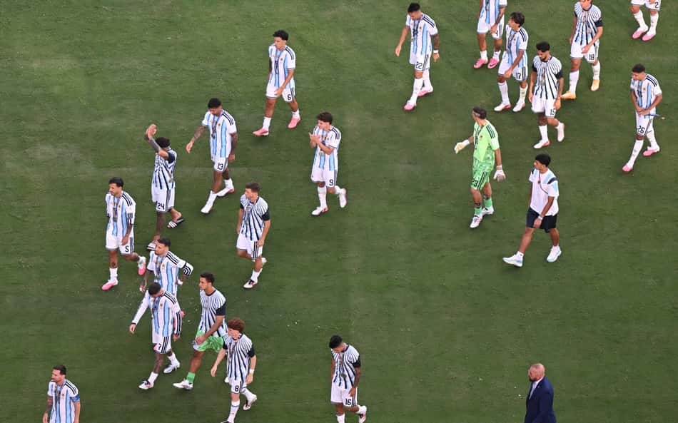Torcedores do Flamengo provocam jogador do Palmeiras após vice na Copa