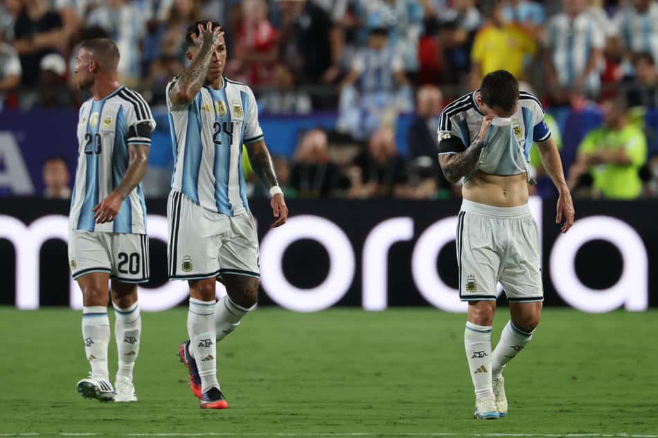 Jogadores da Argentina lamentam gol sofrido contra a Suíça na Copa do Mundo