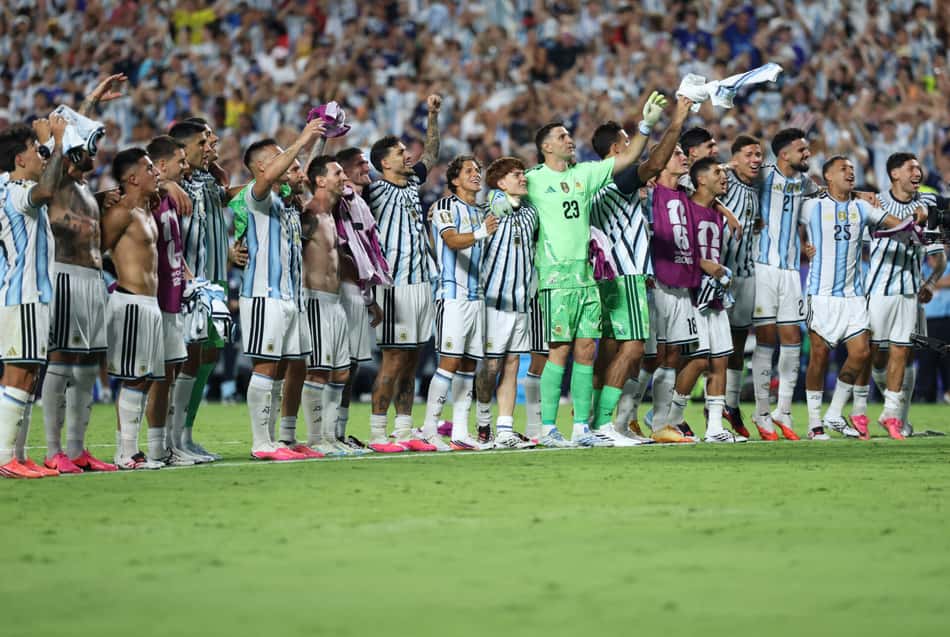 Jogadores da Argentina reunidos para comemorar classificação à semifinal da Copa do Mundo com os torcedores