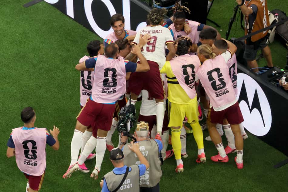 Jogadores da Espanha comemoram gol contra a França
