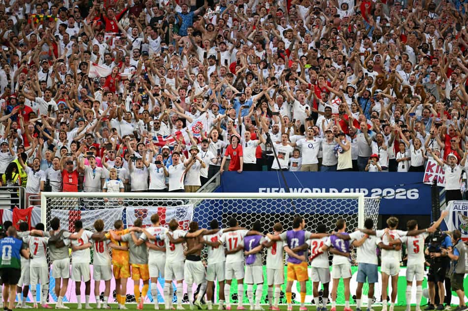Jogadores da Inglaterra cantam Wonderwall junto com a torcida após classificação para a semifinal da Copa do Mundo