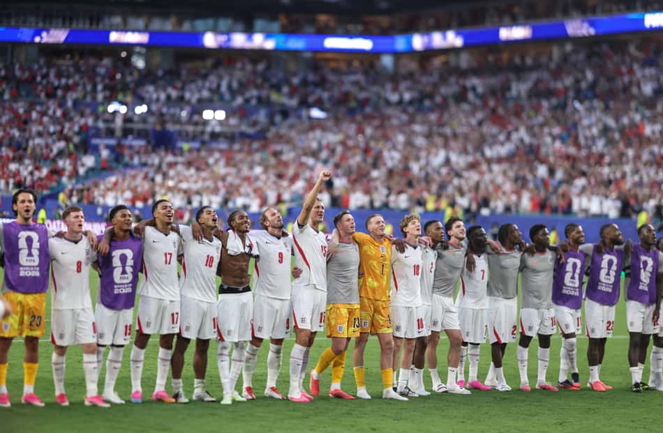 Jogadores da Inglaterra cantam Wonderwall junto com a torcida após classificação para a semifinal da Copa do Mundo