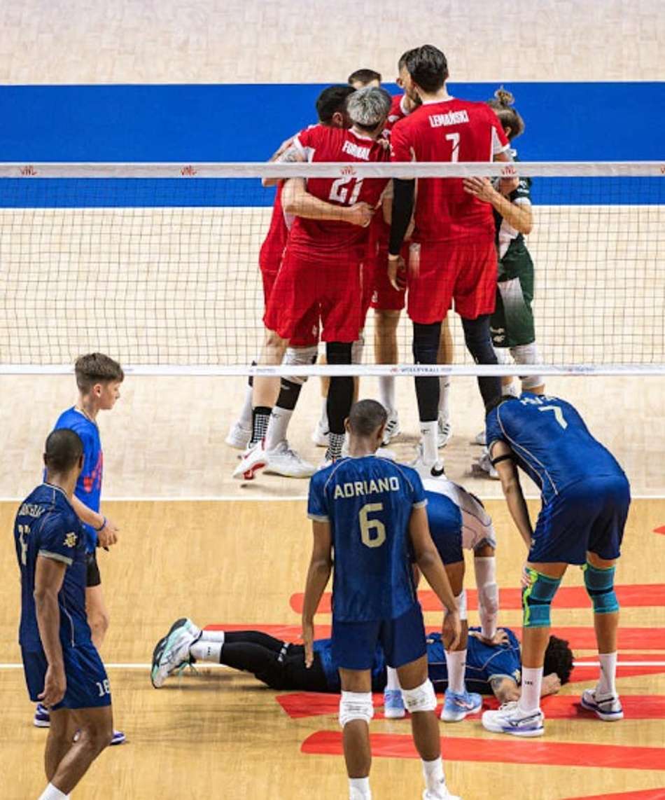 Jogadores da Polônia comemoram ponto em vitória sobre o Brasil (Foto: Volleyball World)