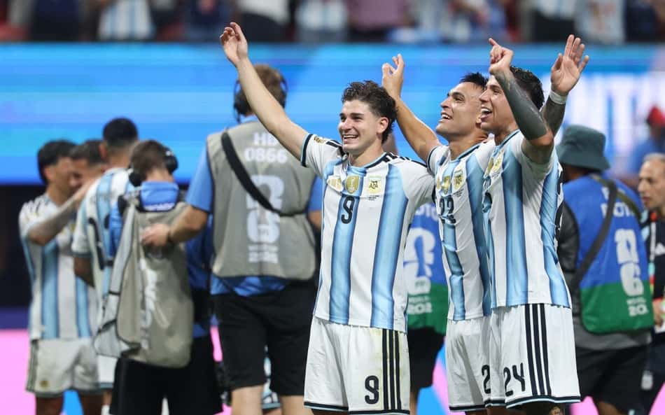 Jogadores da argentina comemoram classificação as quartas de final da Copa do Mundo