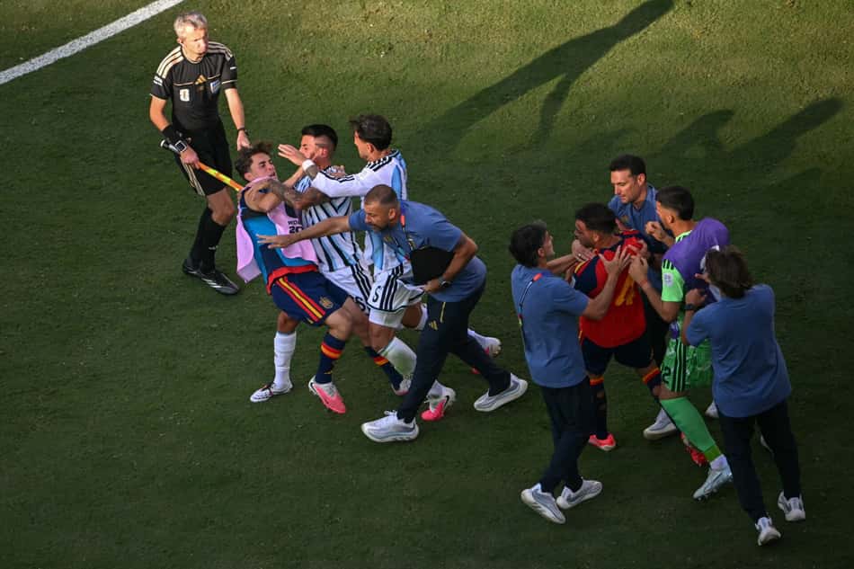 Jogadores de Argentina e Espanha brigam após final da Copa do Mundo