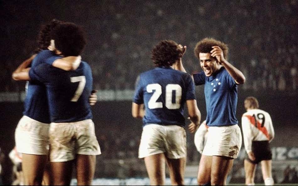 Jogadores do Cruzeiro comemoram gol contra o River Plate